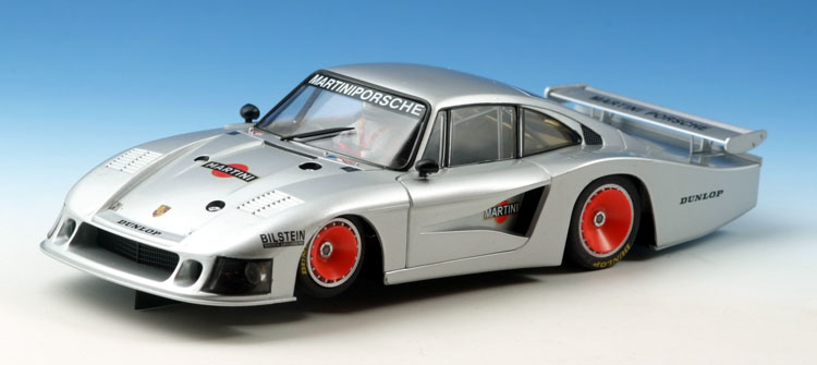 Sideways Porsche 935 Martini gray with Pitgirl